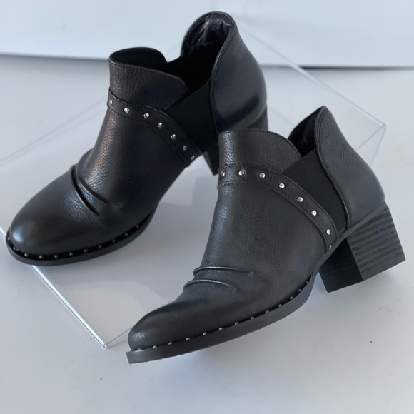 Earth Women's Black Leather Ankle Bootie Cut Out Studded Chelsea Boots Heels 5.5 - Picture 6 of 10
